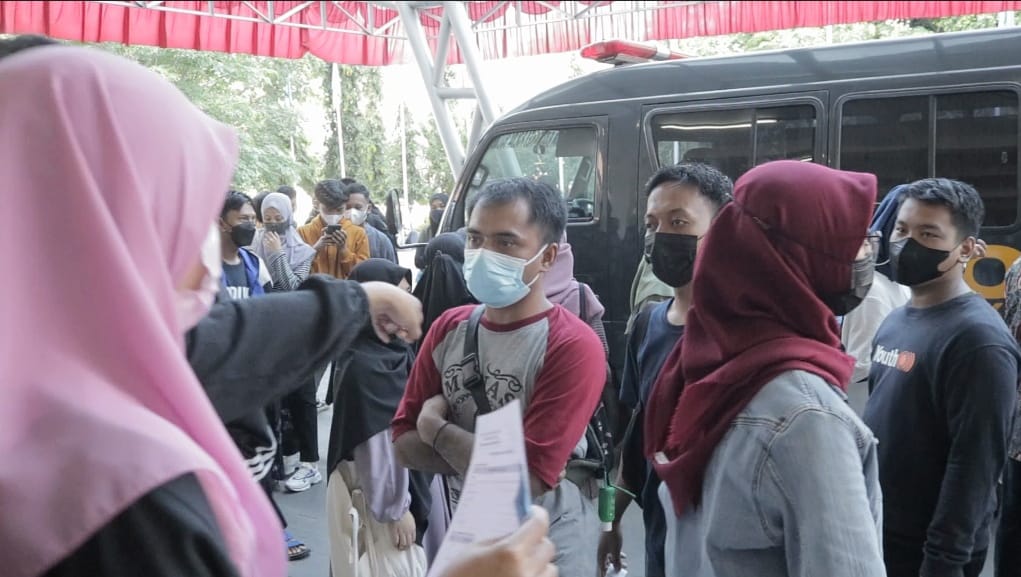 Ket: Peserta Vaksin Saat Mengantri (Foto: Ahmad Husen - Profesi)