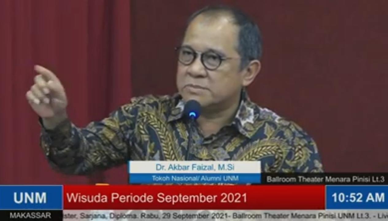 Akbar Faizal Membawakan Pidato dalam Wisuda Periode September 2021, (Foto: Int).
