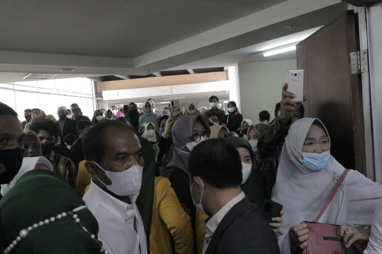 Kerumunan Saat Pelaksanaan Wisuda Telah Selesai. (Foto: Ahmad Husen).