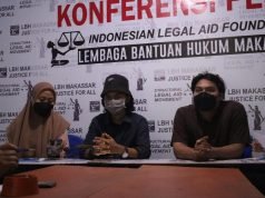 Mira Amira (sebelah kiri) bersama dua saksi (Fahmi dan Ari) dalam konferensi pers LBH Makassar, Minggu (7/11) (Foto: Husen-Profesi)