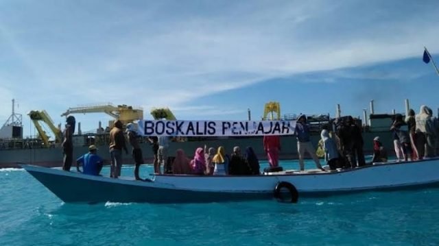 Aksi protes nelayan dan aktivis atas penambangan pasir laut oleh PT Boskalis di Pulau Kodingareng, (Foto-Ist.)