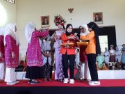 Proses penyerahan penghargaan kepada Juara umum Parade Make Up Fantasy The Wonderful of Indonesia dalam Pagelaran Tata Rias 2021, (Foto: Mujahidah-Profesi).