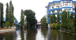 Wilayah Pasca Sarjana UNM terendam air setinggi lutut, Selasa (7/12). (Foto: Ahmad Husen-Profesi).