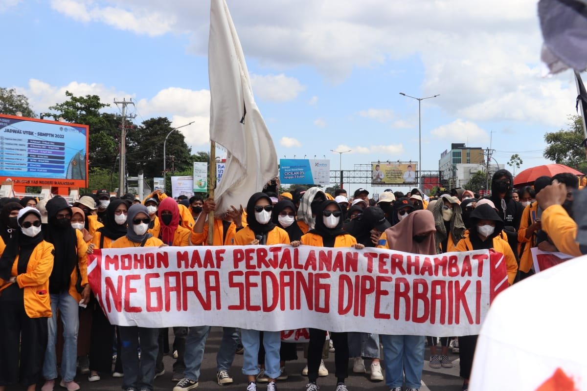 Massa aksi UNM dalam aksi solidaritas Menuju Reformasi Jilid II, Senin (11/4). (Foto: Nur Arrum Suci Katili).
