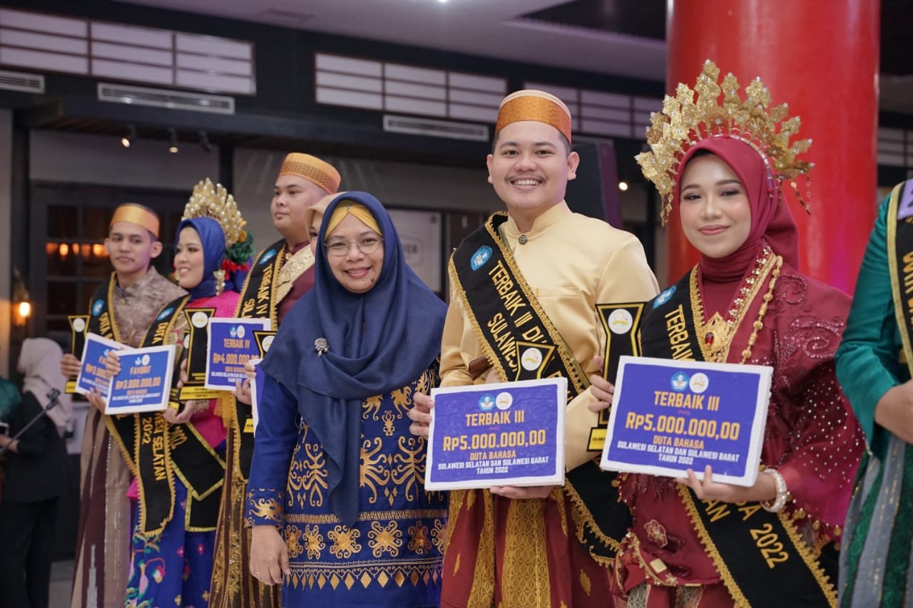 Wakil Dekan Bidang Akademik FPSi UNM bersama dengan Terbaik III Duta Bahasa Sulselbar. (Foto: Ist).