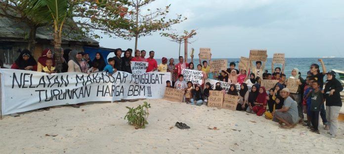 Massa aksi nelayan menggugat Tolak Kenaikan Harga BBM, Jumat (16/9),