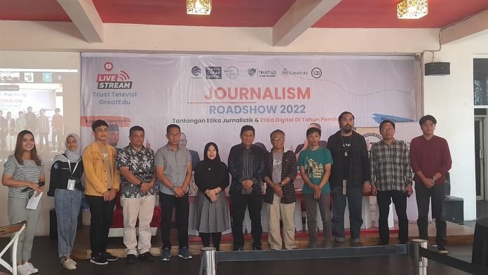 Foto bersama pemateri dan undangan Journalism Roadshow 2022. (Foto: Resky Nurhalizah).