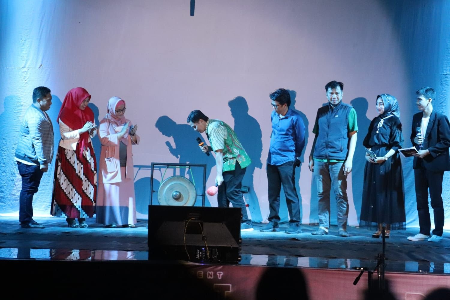 Pemukulan gong sekaligus pembukaan acara oleh dekan fakultas ilmu pendidikan UNM (Foto:Lutfiah)