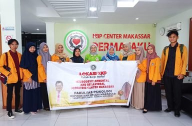 Kelompok KKP NBP Center Makassar Permataku. Dari kiri ke kanan, Dandi, Asmiati, Desti, Avika, Dosen UNM, Pegawai NBP, Dosen UNM, Annisa, Anita, Dian dan Andrea, (Foto: Ist).
