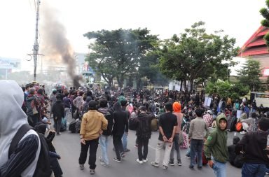 Massa aksi memadati jalanan di depan Gedung DPRD (Foto: Jumriani)
