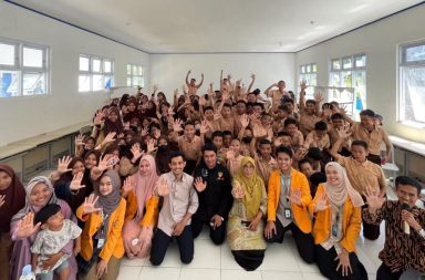 Foto bersama Mahasiswa BKP FPsi, Pengurus UPTD PPA Kota Makassar, Guru dan Siswa UPT SPF 51 Makassar. (Foto: Ist).