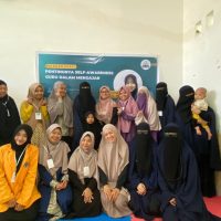 Foto bersama peserta kegiatan Psikoedukasi "Pentingnya Self-Awareness Guru dalam Mengajar" di Sekolah Islam Adam dan Hawa. (Foto: Ist).