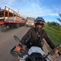 Roman Nedielka mengendarai motornya menuju Pekanbaru. Foto: Ist.