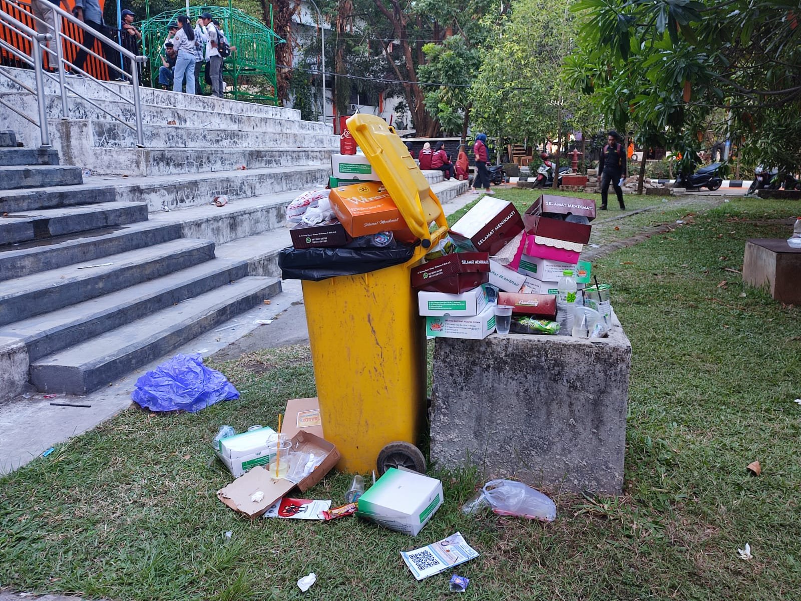 Tempat sampah penuh di pelataran pinisi, (foto: Resky Nurhalizah.)