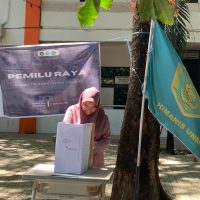 Suasana saat salah satu mahasiswa lakukan proses pencoblosan di Taman FIS-H, (Foto: Ist.)