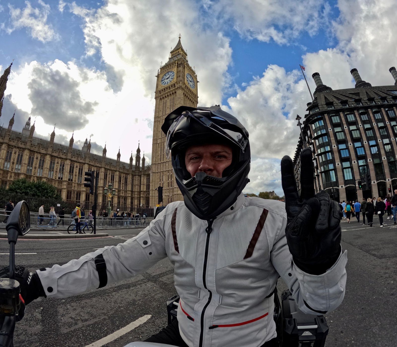 Roman Nedielka dengan Motor Zero DSR/X di London. Foto: Ist. 