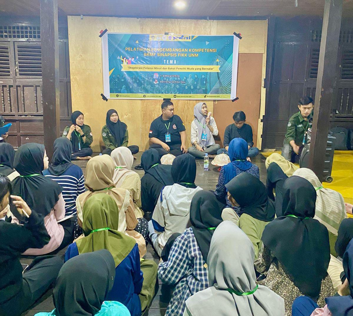 Suasana kegiatan pelatihan pengembangan kompetensi BKMF Sinapsis FIIK UNM, (Foto: Ist.)