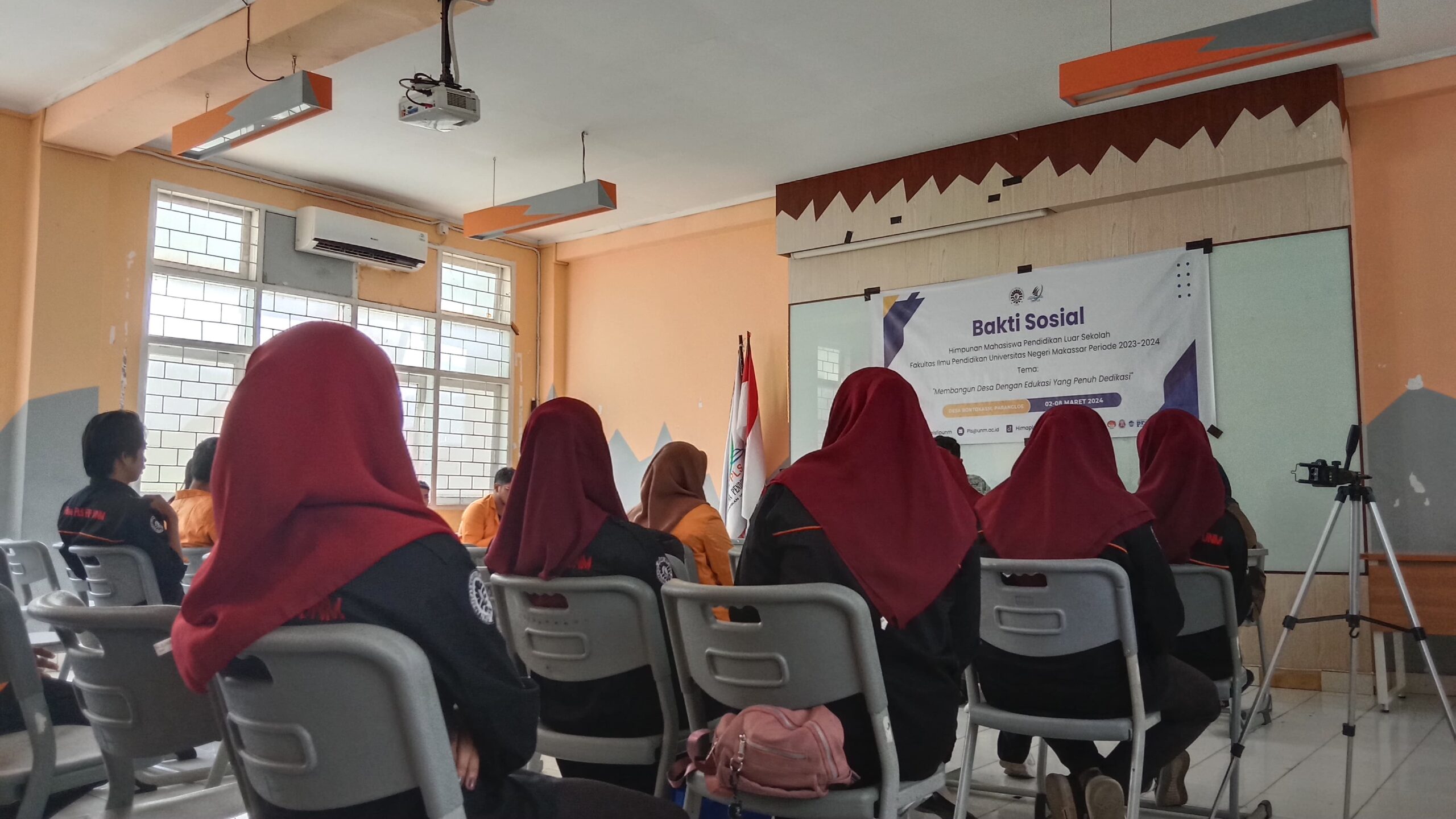 Suasana pembukaan bakti sosial Hima PLS FIP UNM, (Foto: Elsa Amelia.)
