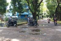 Jalanan bolong dengan genangan air dan lumpur, (Foto: Ayu Amalia.)