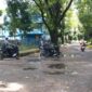 Jalanan bolong dengan genangan air dan lumpur, (Foto: Ayu Amalia.)