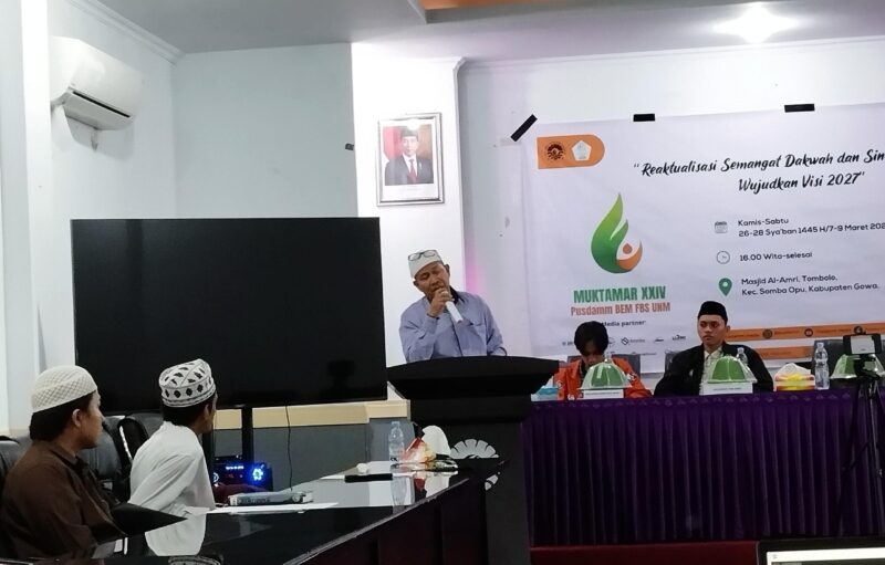 Foto sambutan oleh pembina Pusdamm BEM FBS UNM, (Foto: Ayu Amalia.)