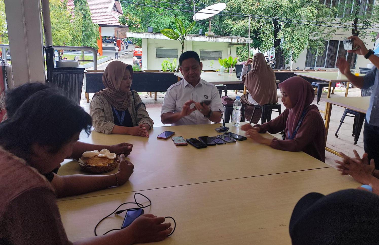 Suasana konferensi pers M. Ichsan Ali di Food Court Pelataran Menara Pinisi UNM, Jumat (1/3). (Foto: Ist.)