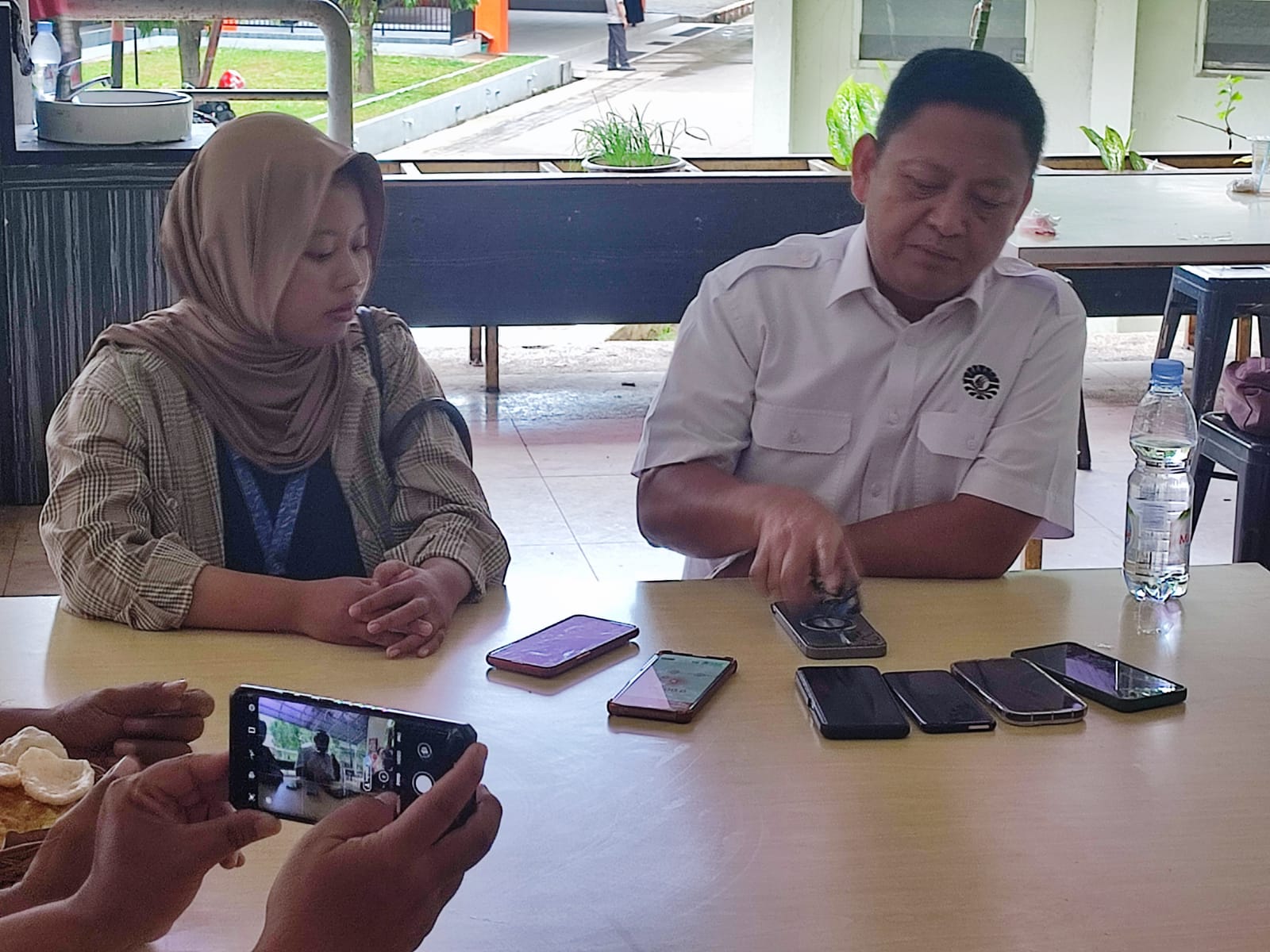 Potret M. Ichsan Ali saat melakukan konferensi pers di foodcourt pelataran menara Pinisi, (Foto:Ist.)