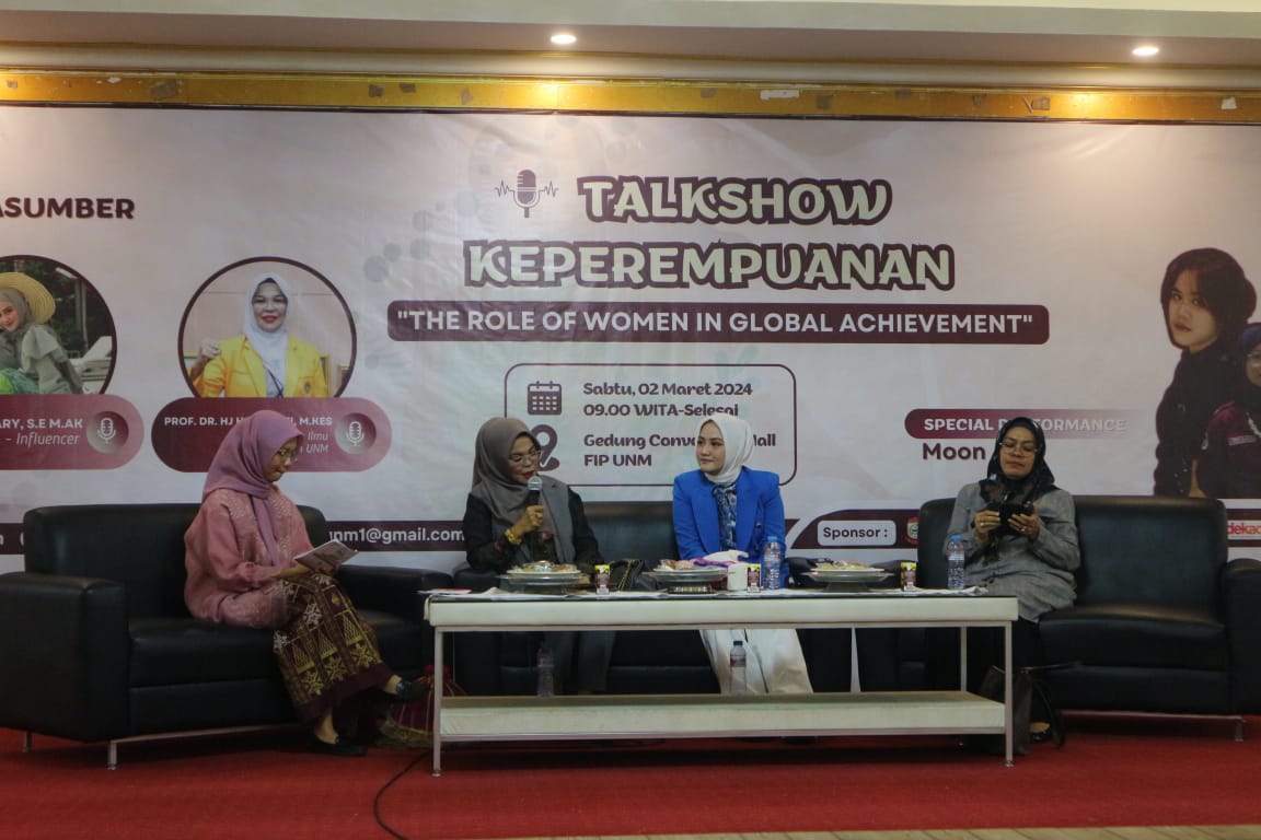 Foto penyampaian materi dalam talkshow keperempuanan HIMA AP, (Foto: Ayu Amalia.)