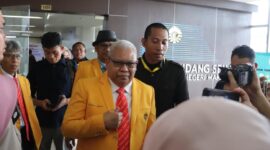Foto Karta Jayadi setelah meraih suara terbanyak dalam pilrek UNM putaran II, (Foto: Ayu Amalia.)
