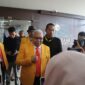 Foto Karta Jayadi setelah meraih suara terbanyak dalam pilrek UNM putaran II, (Foto: Ayu Amalia.)