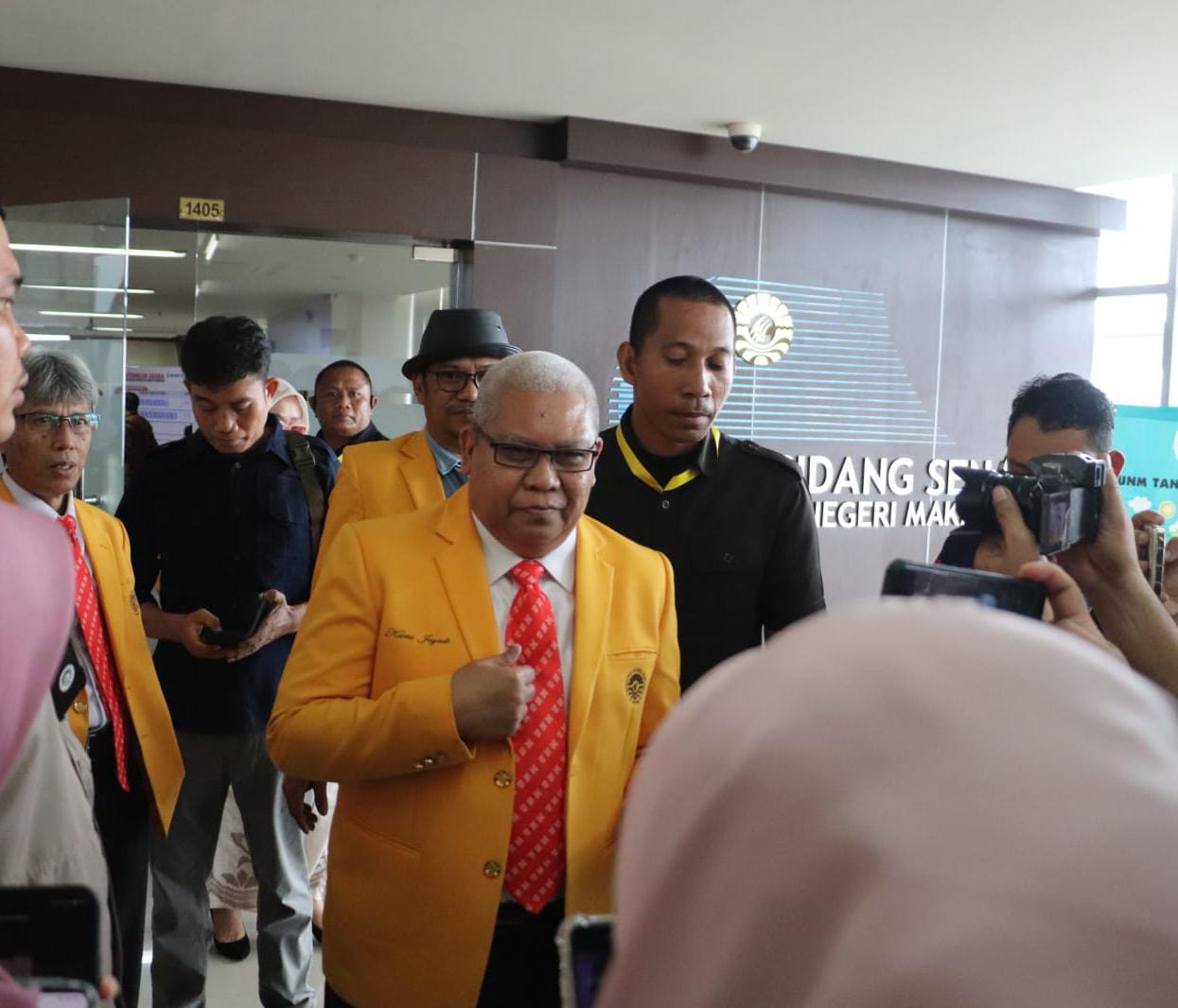 Foto Karta Jayadi setelah meraih suara terbanyak dalam pilrek UNM putaran II, (Foto: Ayu Amalia.)