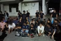 Potret mahasiswa Universitas Negeri Makassar sebelum di periksa oleh aparat kepolisian, (Foto: Ist.)