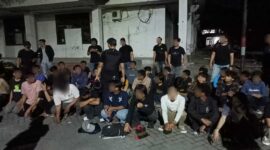 Potret mahasiswa Universitas Negeri Makassar sebelum di periksa oleh aparat kepolisian, (Foto: Ist.)