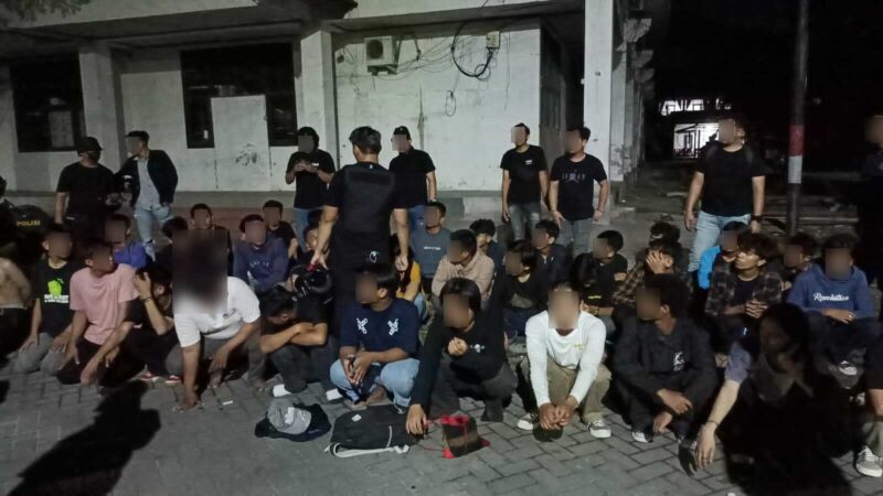 Potret mahasiswa Universitas Negeri Makassar sebelum di periksa oleh aparat kepolisian, (Foto: Ist.)