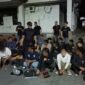 Potret mahasiswa Universitas Negeri Makassar sebelum di periksa oleh aparat kepolisian, (Foto: Ist.)