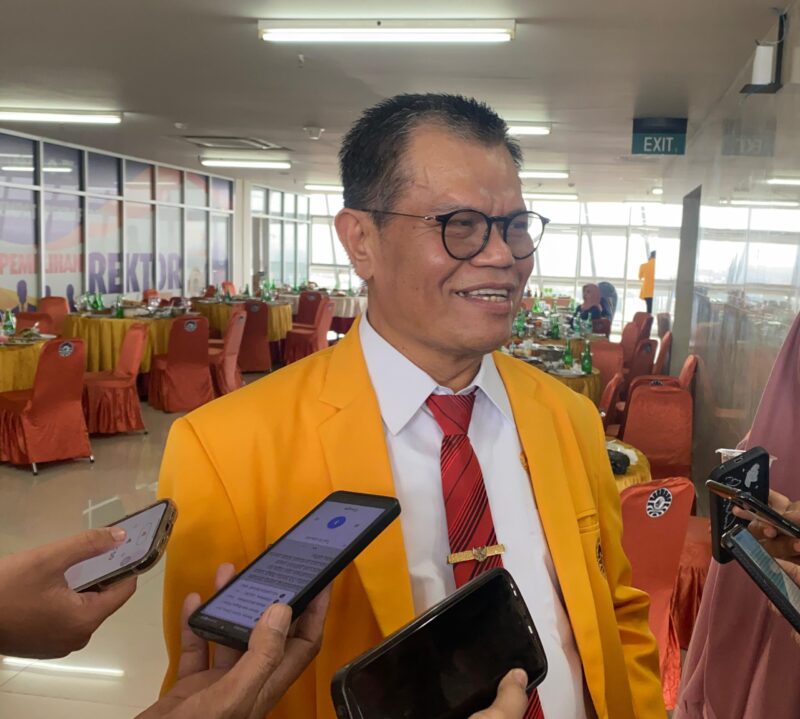 Rektor UNM saat diwawancara usai pemilihan, (Foto: Farah.)