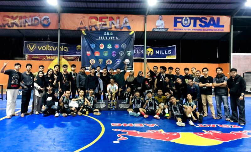Foto bersama setelah kemenangan tim futsal Teknik Elektro UNM, (Foto: Ist.)