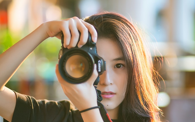 Seorang yang sedang memotret, (Foto: Int.) 