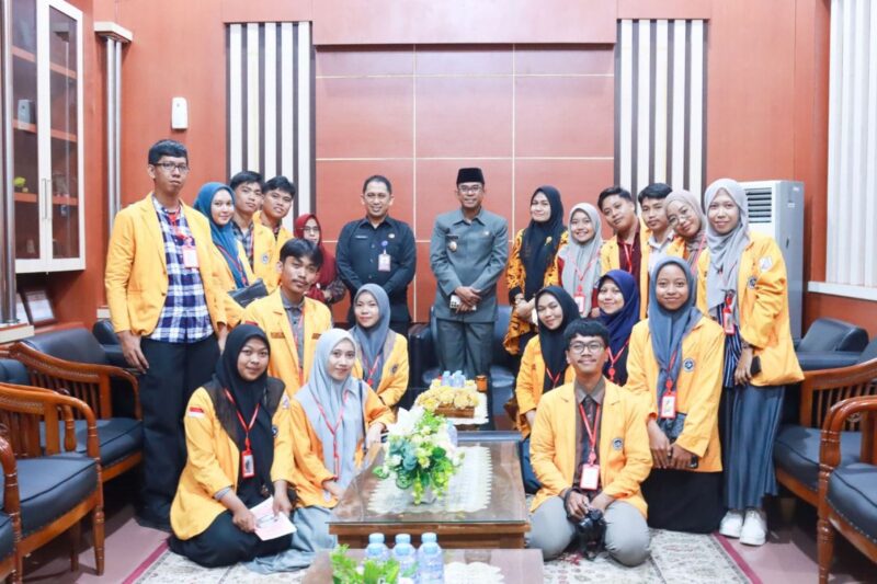 Foto bersama tim PPK Ormawa HMJ Matematika UNM dengan Pj Bupati Takalar, (Foto: Ist.)