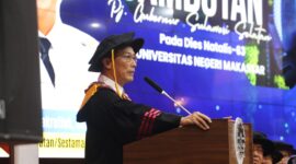 Potret Zudan Arief Fakrulloh Pj Gubernur Sulawesi selatan saat melakukan sambutan dalam acara rapat terbuka upacara peringatan Dies Natalis UNM yang ke-63, (Foto; Yusri Saputra)