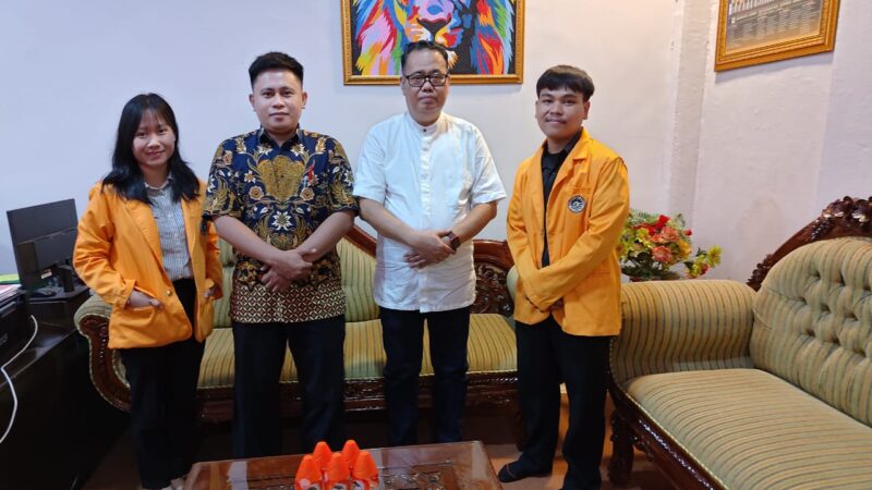 Mahasiswa perwakilan UNM Kevin Sarongngallo dan Samuel Patu' Rerung serta dosen pendamping Abd. Salim Achmad.