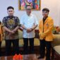 Mahasiswa perwakilan UNM Kevin Sarongngallo dan Samuel Patu' Rerung serta dosen pendamping Abd. Salim Achmad.