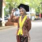 Potret Ramla setelah berhasil menjadi lulusan terbaik FIS-H Periode Juli 2024. (Foto: ist.)