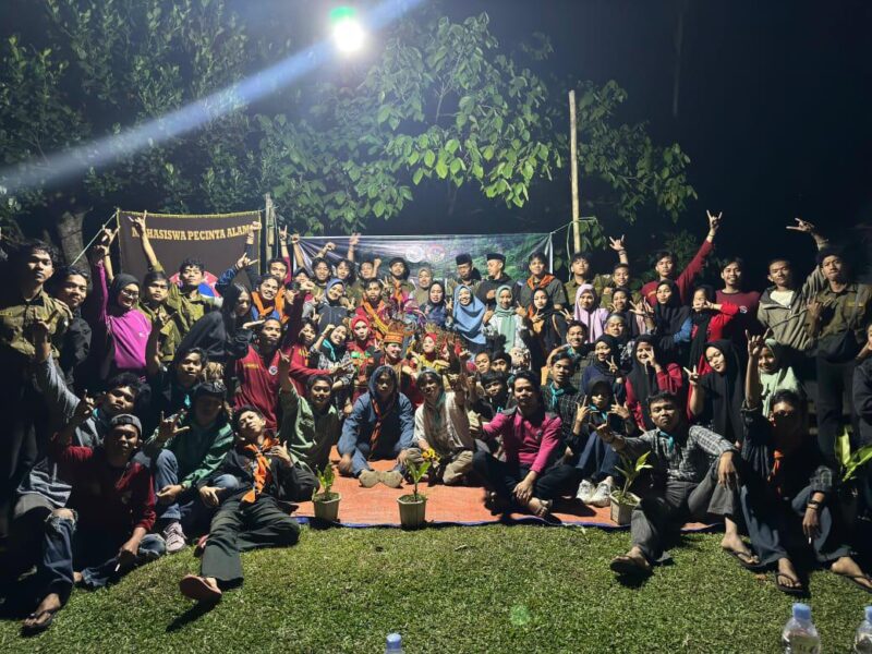 Potret Foto Bersama Mapala Teknisi FT UNM dengan Masyarakat Desa Bontokasi (Foto: Ist.)