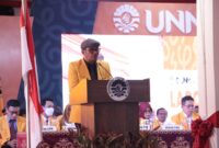 Potret WR III Arifin Manggau saat menyambut maba UNM, (Foto: Yusri Saputra.)
