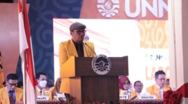 Potret WR III Arifin Manggau saat menyambut maba UNM, (Foto: Yusri Saputra.)