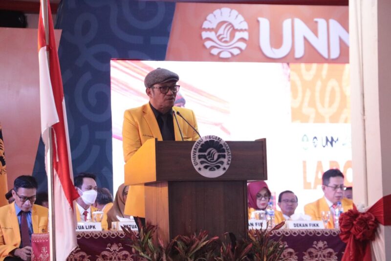 Potret WR III Arifin Manggau saat menyambut maba UNM, (Foto: Yusri Saputra.)