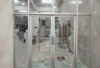 Kondisi pintu utama gedung Menara Pinisi UNM, (Foto: Dokumen Profesi.)