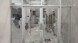 Kondisi pintu utama gedung Menara Pinisi UNM, (Foto: Dokumen Profesi.)