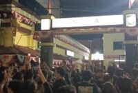 Foto kondisi mahasiswa yang menunggu di depan Polrestabes Makassar, (Foto: Int.)